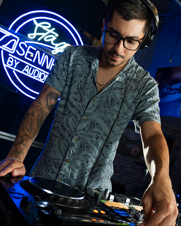 Roberto Ordoñez - Profesor de DJ Roberto Ordoñez - Profesor de DJ